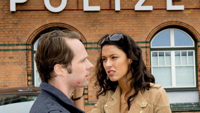 Mattes (Matthias Schloo) Freundin (Rebecca Mir) verzichtet auf das vereinbarte gemeinsame Abendessen, um sich zu Hause um seine Verletzung zu kümmern.