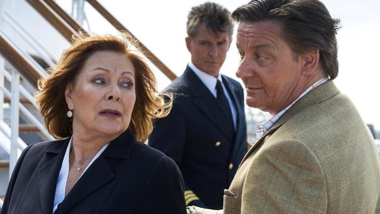 Sascha Schneider (Frank Muth, r.) bittet Chefhostess Beatrice (Heide Keller) darum, ein paar Kleinigkeiten in die Schiffskabine räumen zu dürfen.