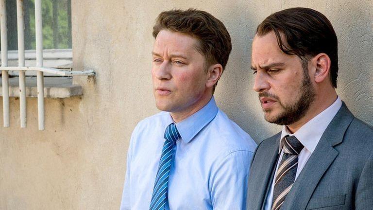 Nach der Befragung ihrer Mandanten tauschen sich Friedrich Kronberg (re.) und Carl Jacobi (li.) aus, sie sitzen nebeneinander. Es fällt ihnen schwer, nach Moralvorstellungen zu handeln.