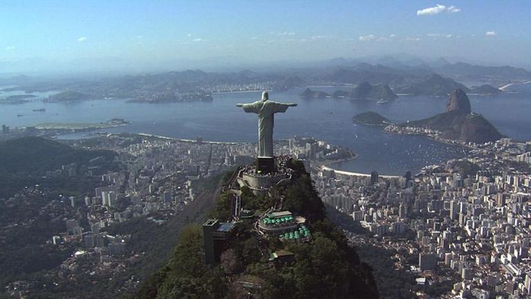 Der Cristo Redentor wacht über Rio de Janeiro -wohl eines der bekanntesten und immer wieder atemberaubenden Bilder der Stadt.