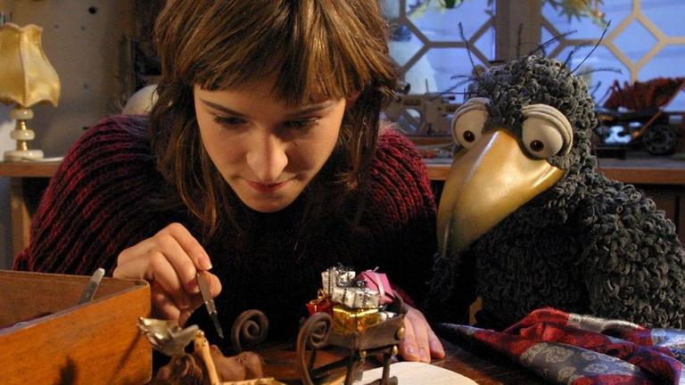 Siebenstein (Henriette Heinze) muss es gelingen, die Spieluhr vom Weihnachtsmann zu reparieren.