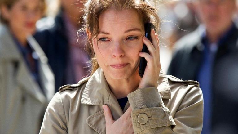 Alicia Lammers (Yvonne Catterfeld) spricht mit ihrem Freund Paul Korte, um ihn zur Besinnung zu bringen.