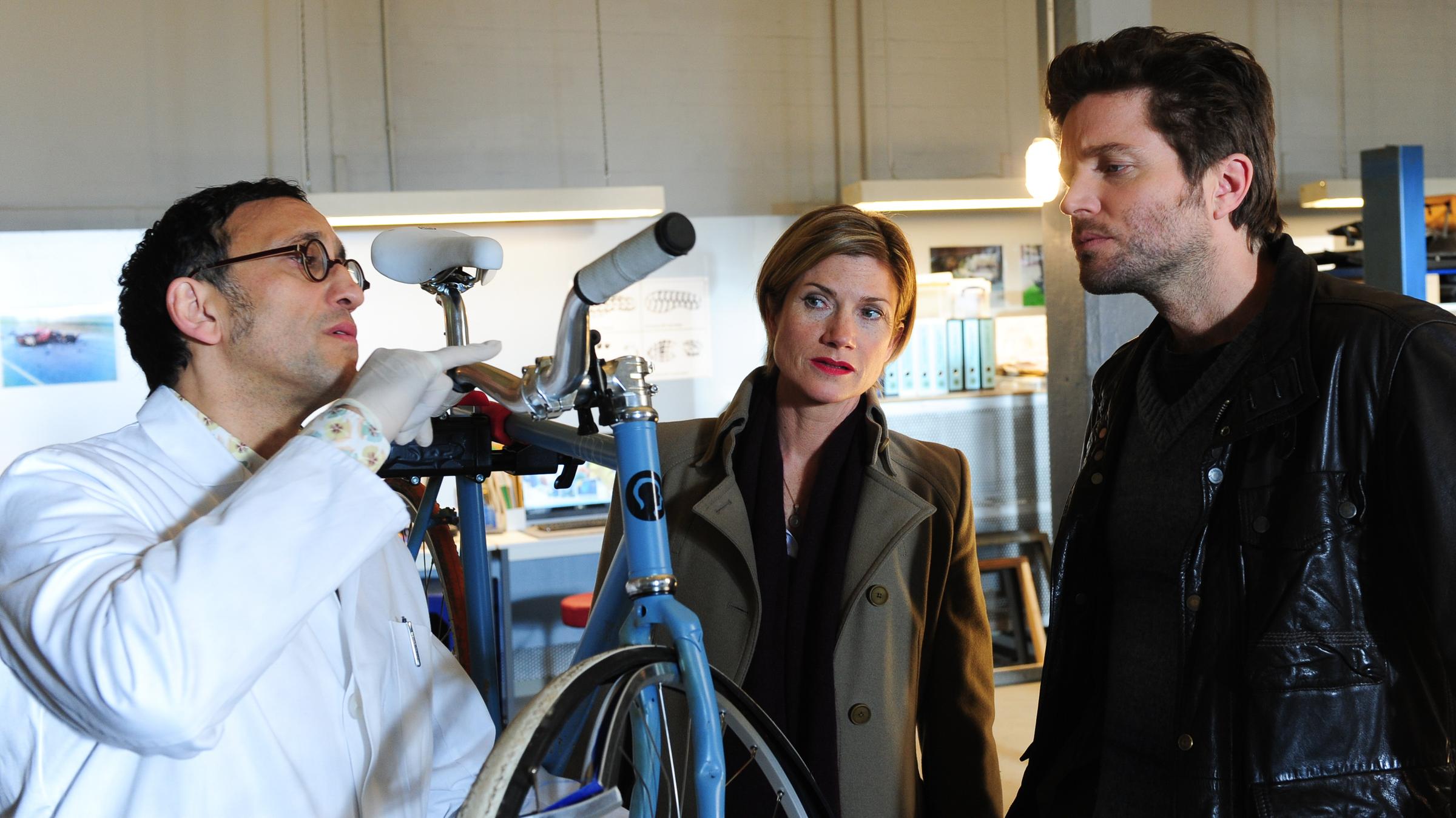 Jan Arnaud (Mike Zaka Sommerfeldt, l.), Martina Seiffert (Astrid M. Fünderich, M.) und Jo Stoll (Peter Ketnath, r.).