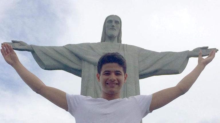 	  Freddy aus Deutschland reicht der Christusstatue die Hände. Er konnte das Land seiner Vorfahren bereisen: Brasilien.