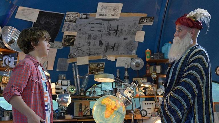 Durch einen Wackelkontakt in der Stromversorgung der Zeitmaschine erscheint ein zweiter Zeitreisender: Der hohe Richter Mundhir.