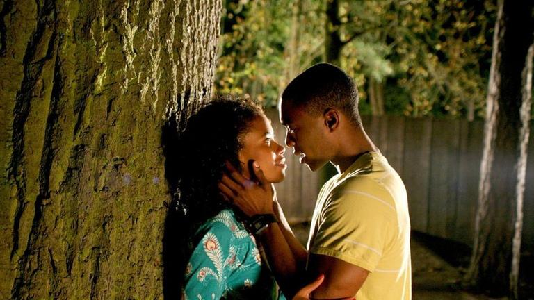 	  Ihnen bleibt nur das Leben in der Nacht: Sarah (Regine Nehy) und Apolain (BJ Britt) verlieben sich.