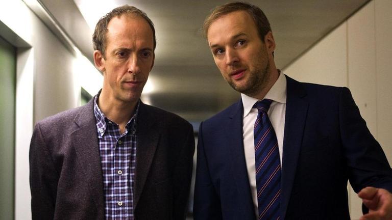 	  Staatsanwalt Barnabas (Stephan Grossmann, re.) will André Langner (Rudolf Krause, li.) als Zeugen instrumentalisieren.