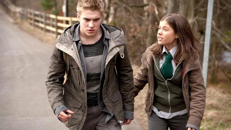 Maddy (Aimee Kelly) und Rhydian (Bobby Lockwood) tauschen ihre Wolfsblut-Erfahrungen aus.