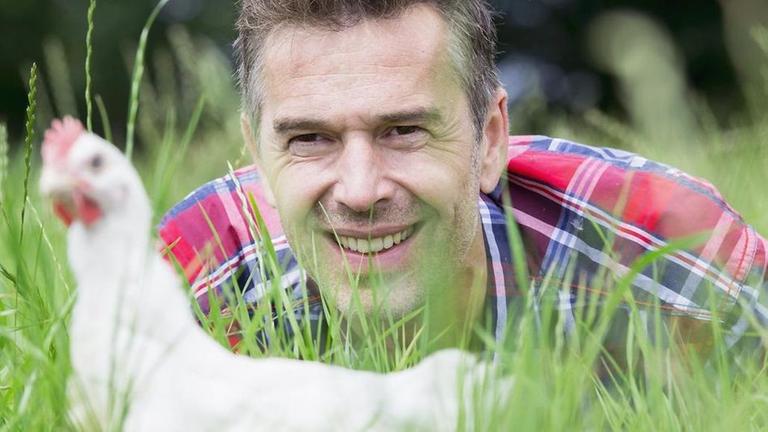 Dirk Steffens organisiert seinen eigenen Hühnerhof: Freilaufende Tiere will er nach besten Bio-Methoden mästen.