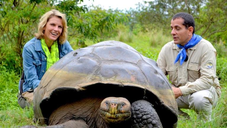 Marietta Slomka mit Mathias Espinosa vom Nationalpark Galapagos.