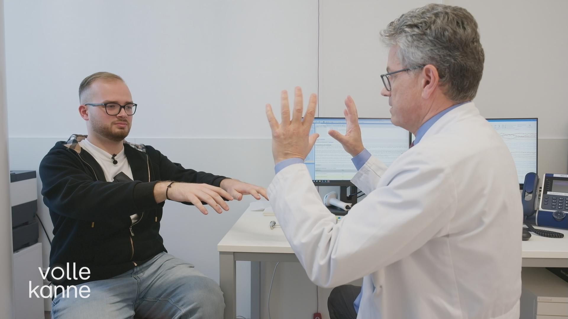 Arzt und Patient machen Übungen