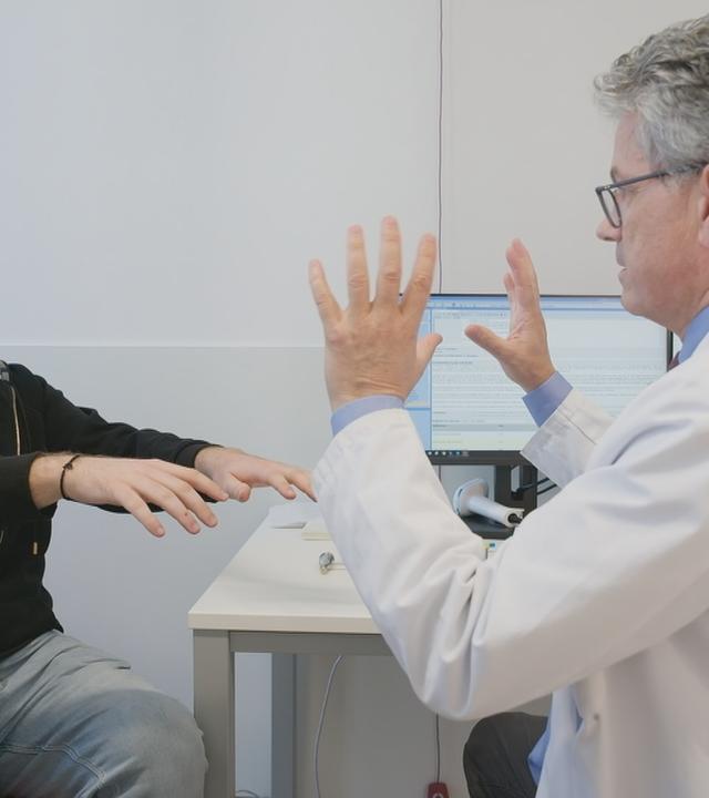 Arzt und Patient machen Übungen