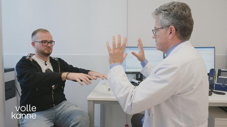 Arzt und Patient machen Übungen