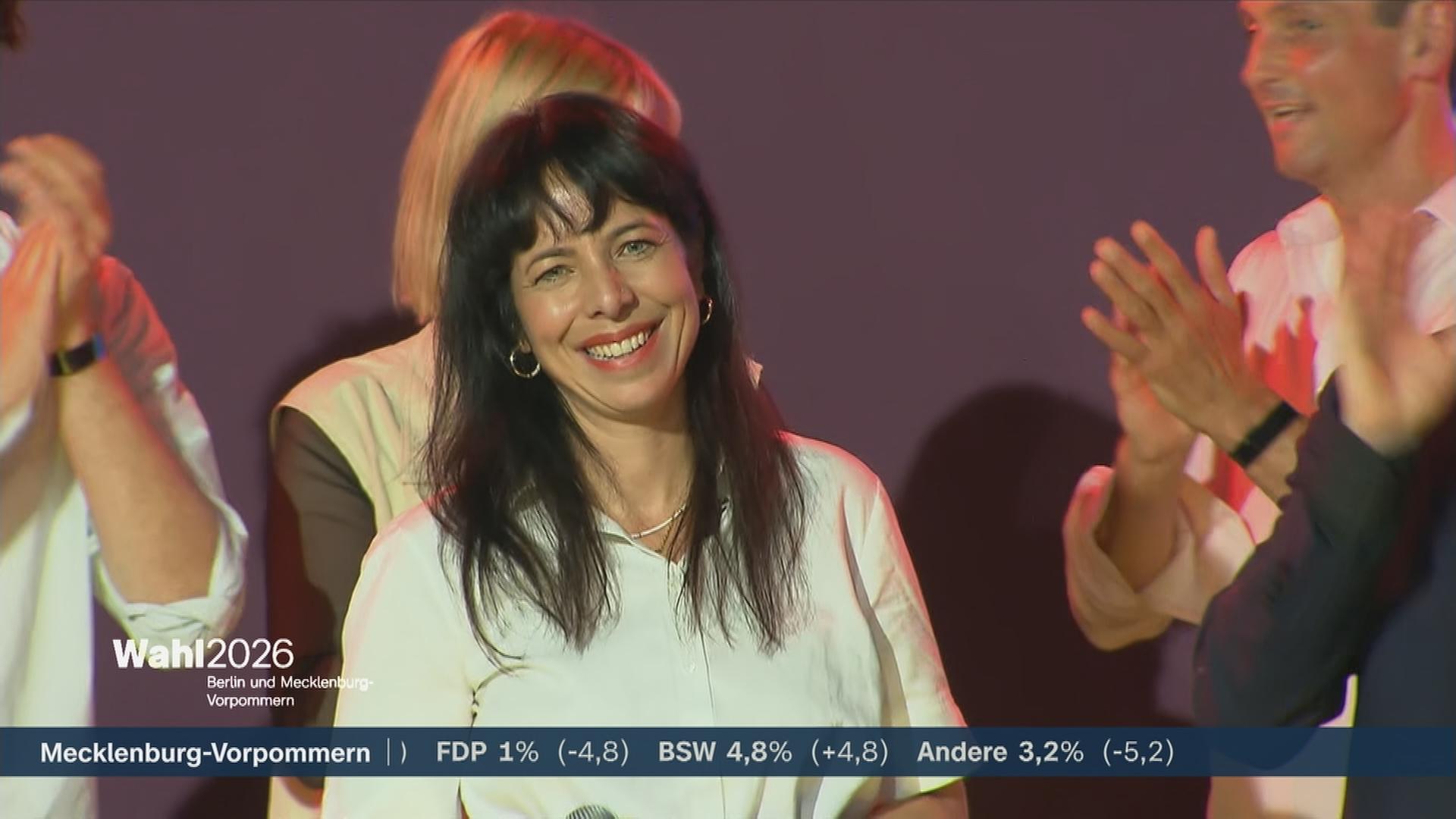 Linken-Spitzenkandidatin Elif Eralp mit einer Reaktion zur Abgeordnetenhauswahl in Berlin.