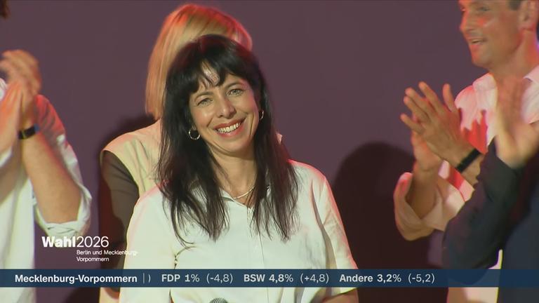 Linken-Spitzenkandidatin Elif Eralp mit einer Reaktion zur Abgeordnetenhauswahl in Berlin.