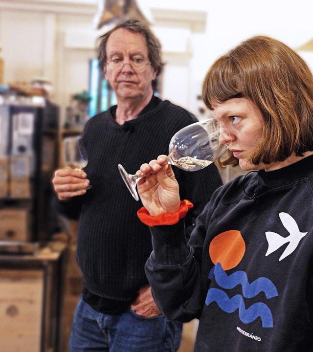 Florence und ihr Vater Felix bei der Degustation