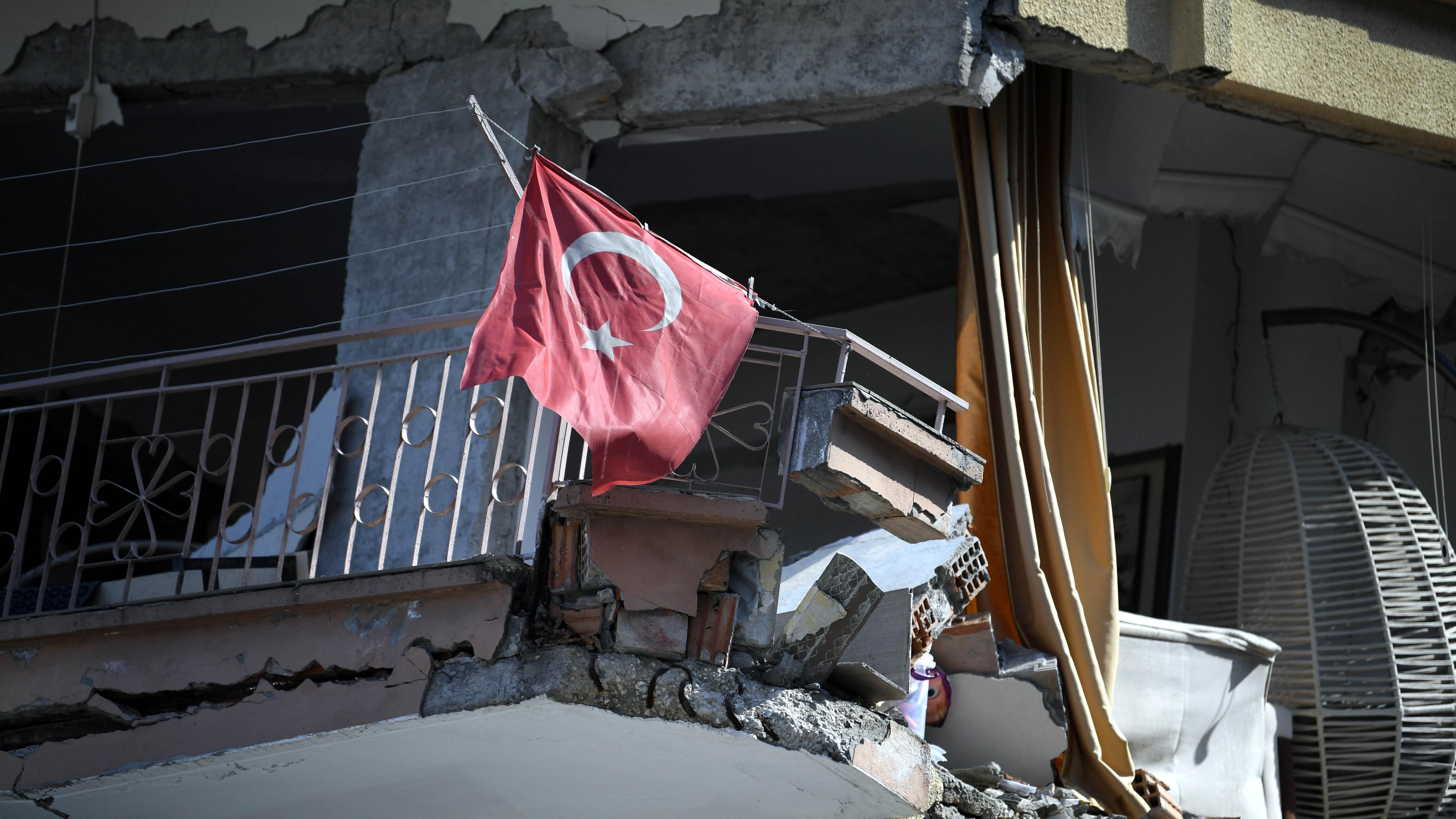 Türkei, Antakya: Das von der chinesischen Staatsagentur Xinhua verbreitete Bild zeigt eine türkische Nationalfahne in den Trümmern eines nach dem Erdbeben zerstörten Gebäudes.