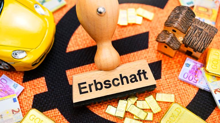 Stempel mit "Erbschaft" als Aufdruck auf Eurozeichen