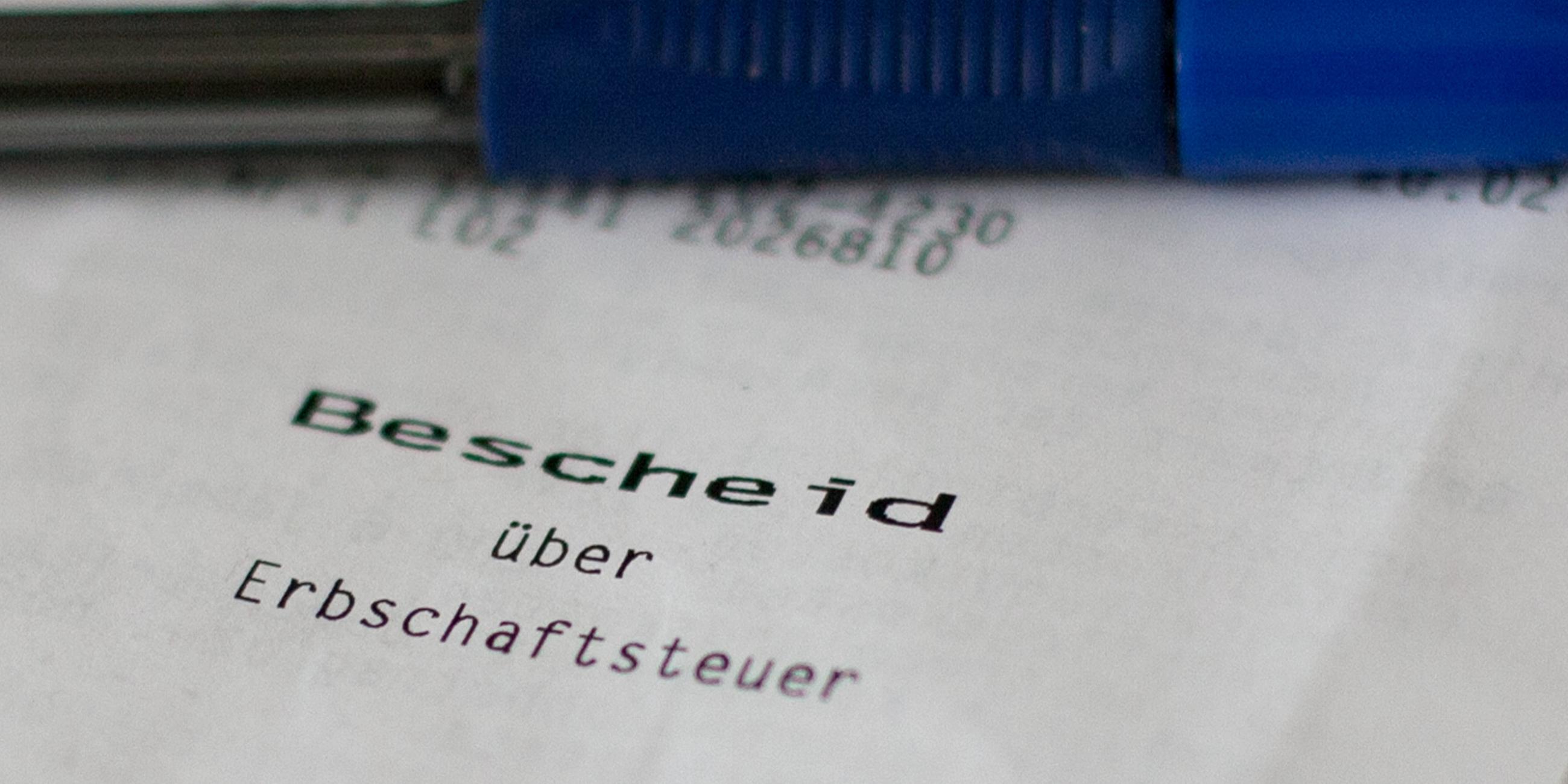 Ein Bescheid über die Erbschaftssteuer liegt am 04.05.2015 in Huglfing (Bayern), auf einem Schreibtisch.