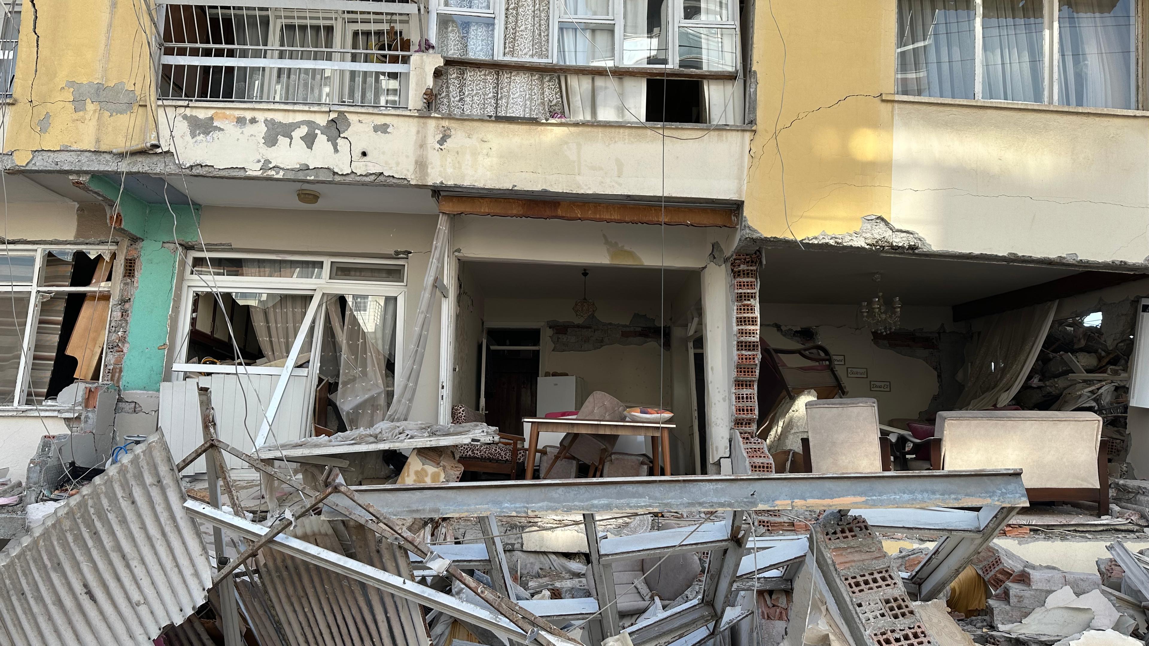 ein zerstörtes Haus in Antakya, Blick in noch eingerichtete Zimmer 