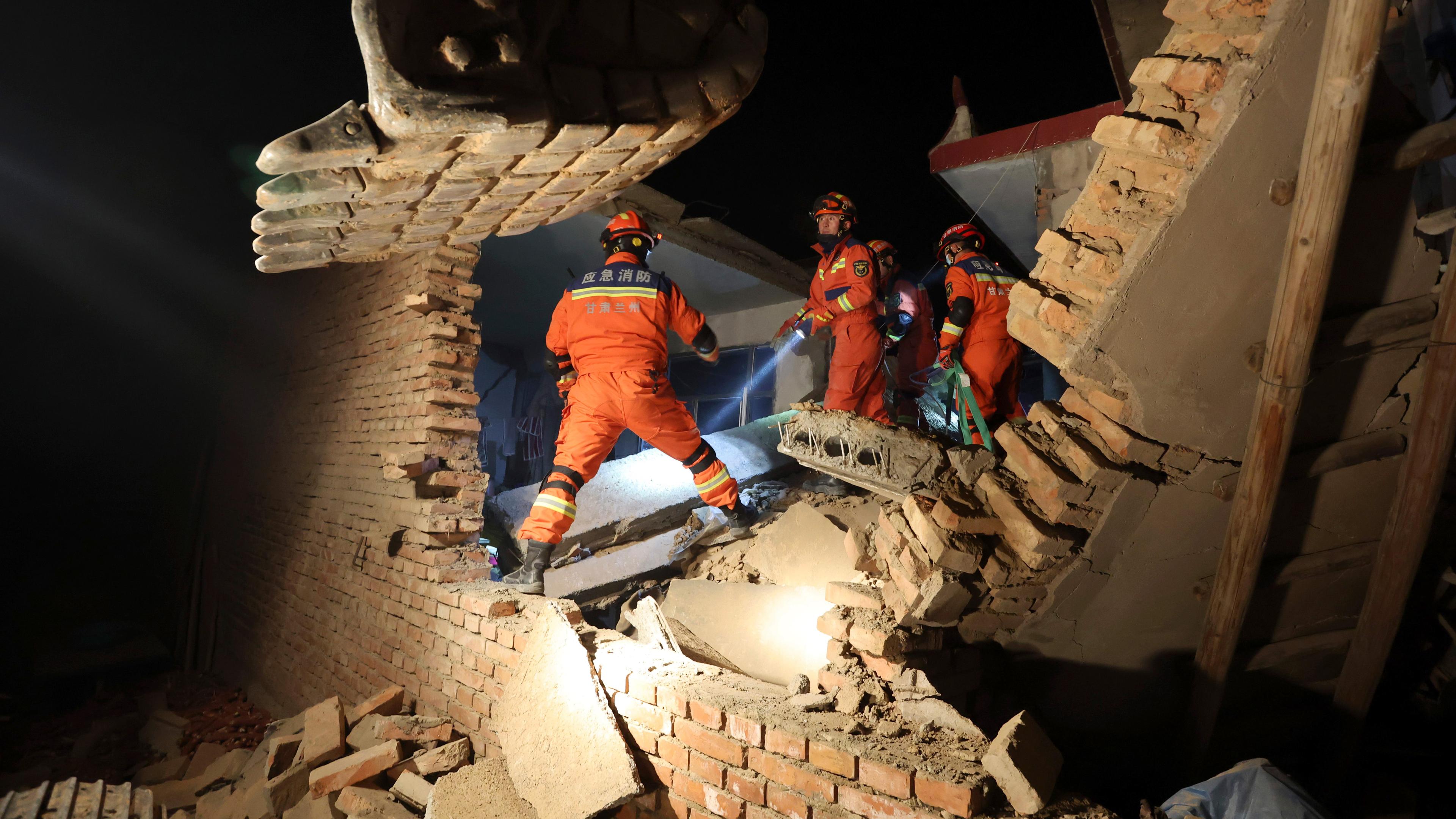 Rettungskräfte arbeiten an den Trümmern eines Hauses im Dorf Kangdiao in der Provinz Gansu (China), aufgenommen am 19.12.2023