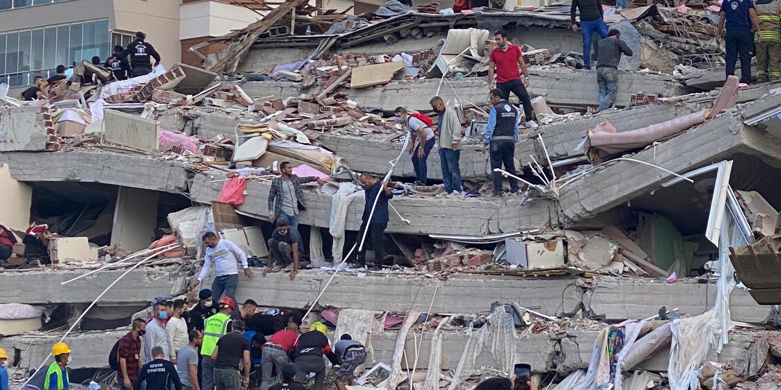 Häuser liegen in Izmir in Trümmer aufgrund eines starken Erdbebens, 30.10.2020, Izmir, Türkei.