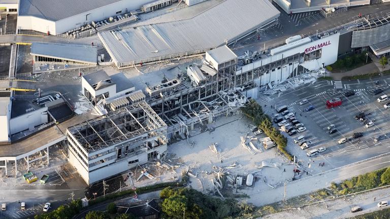Teilweise zerstörtes Einkaufszentrum in der japanischen Präfektur Kumamoto nach einem Erdbeben.