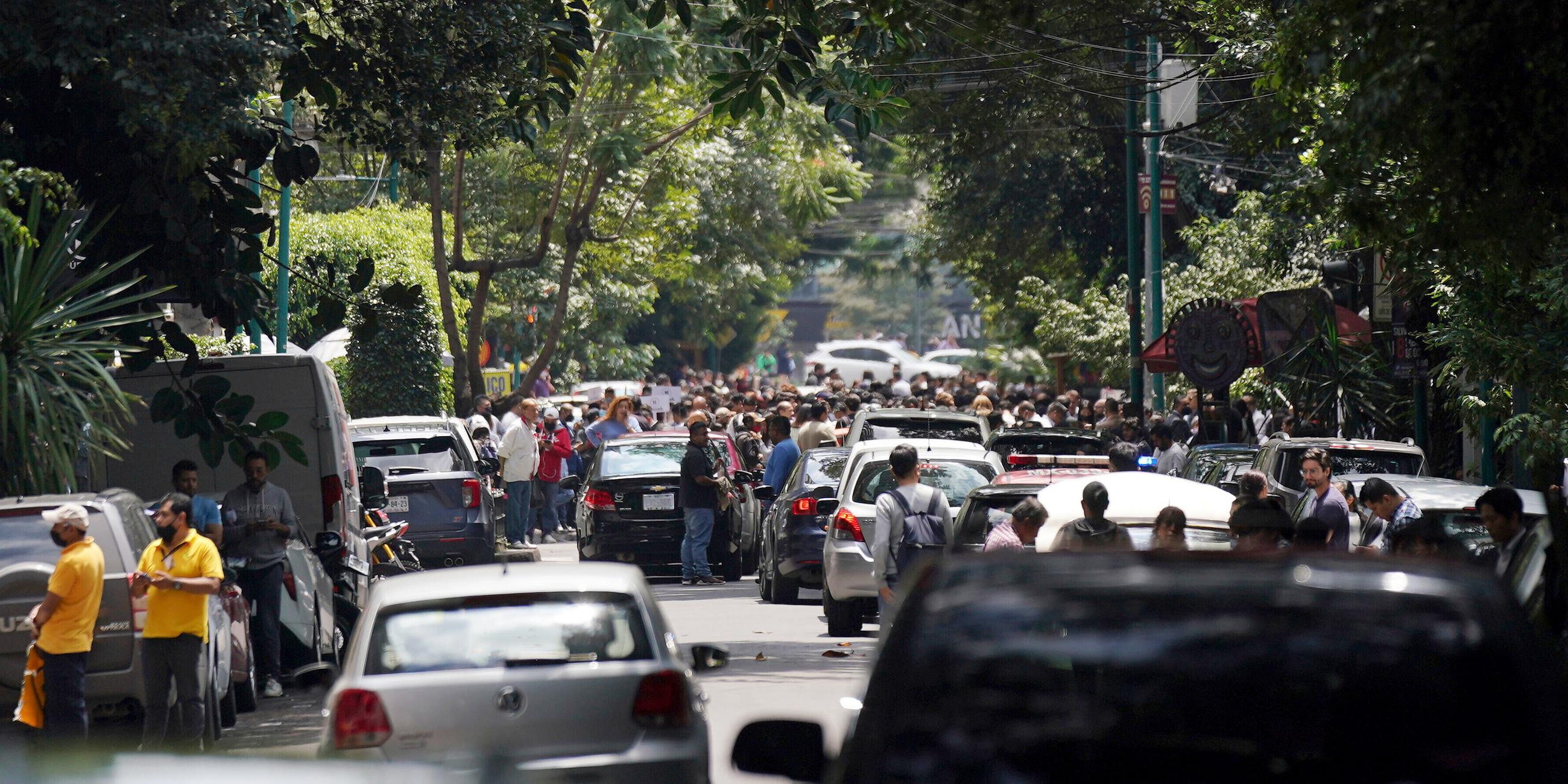 Menschen versammeln sich draußen, nachdem ein Erdbeben der Stärke 7,6 zu spüren war, aufgenommen am 19.09.2022 in Mexiko-Stadt