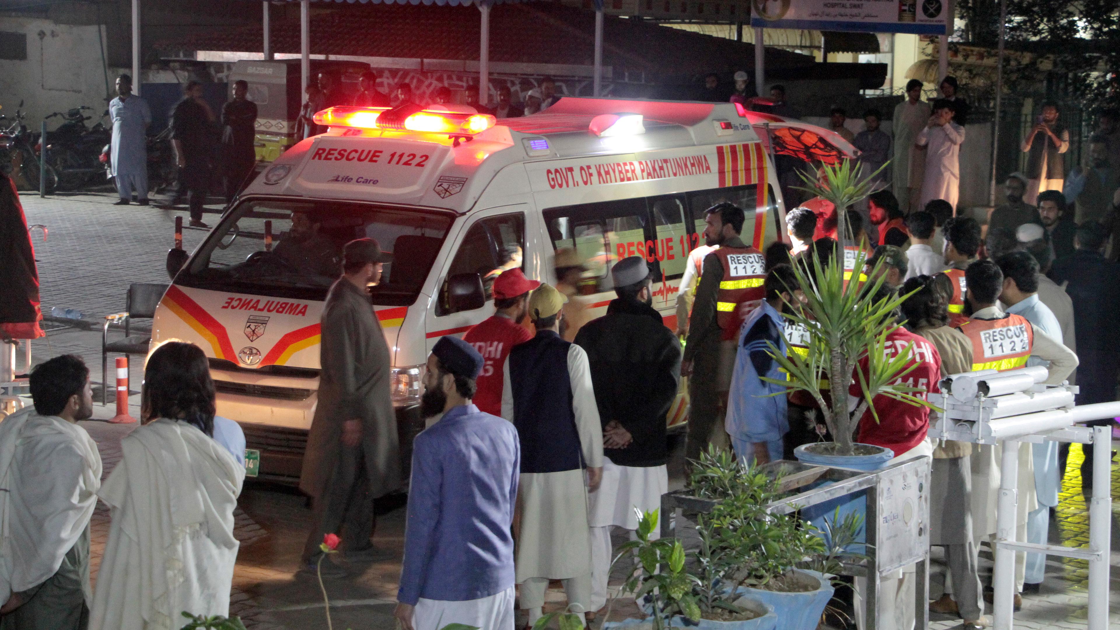 Pakistan, Saidu Sharif: Rettungskräfte entladen Erdbebenopfer aus einem Krankenwagen in einem Krankenhaus in Saidu Sharif, einer Stadt im pakistanischen Swat-Tal.