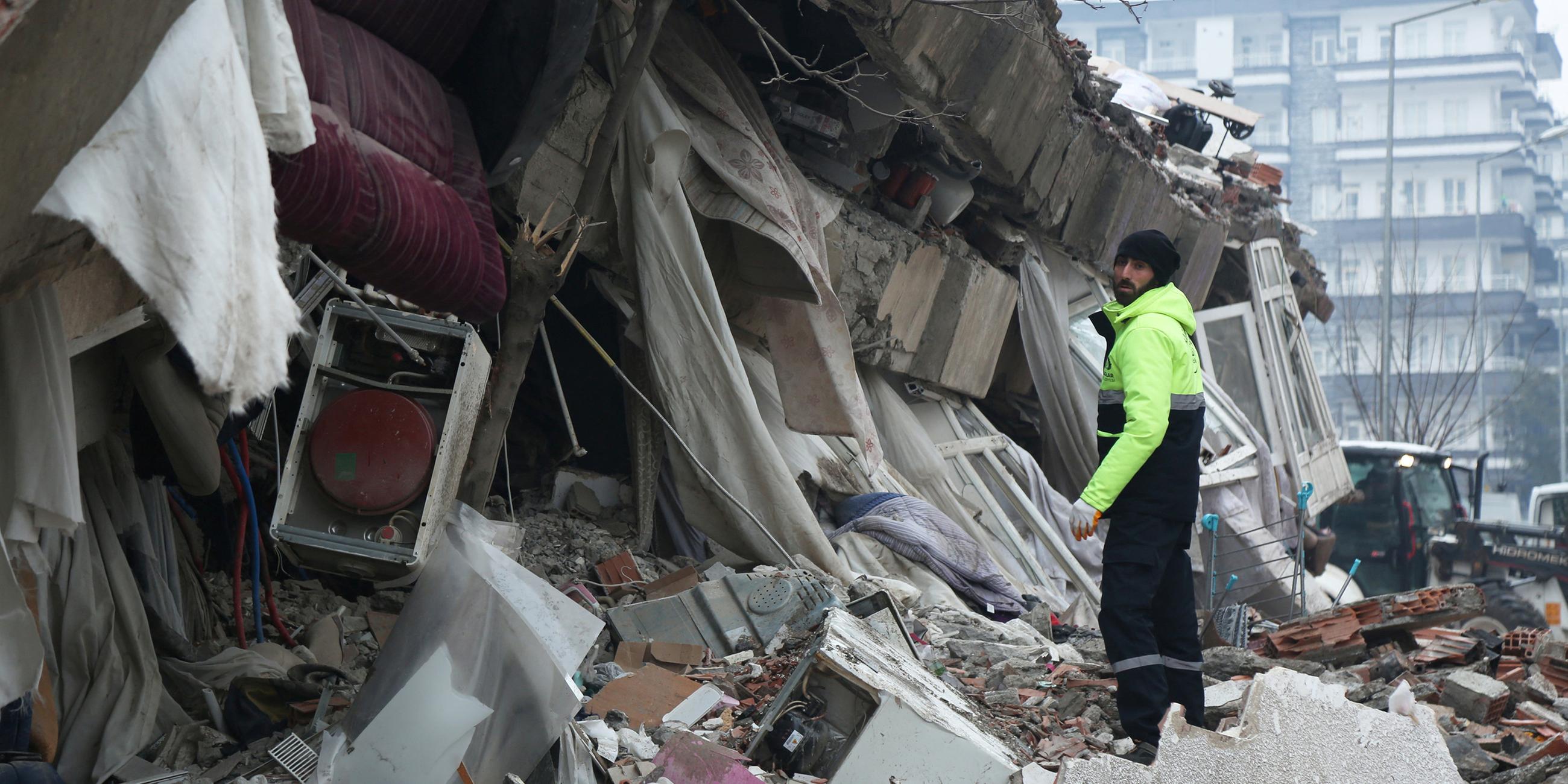 Menschen suchen nach Überlebenden unter den Trümmern nach einem Erdbeben in Diyarbakir, Türkei