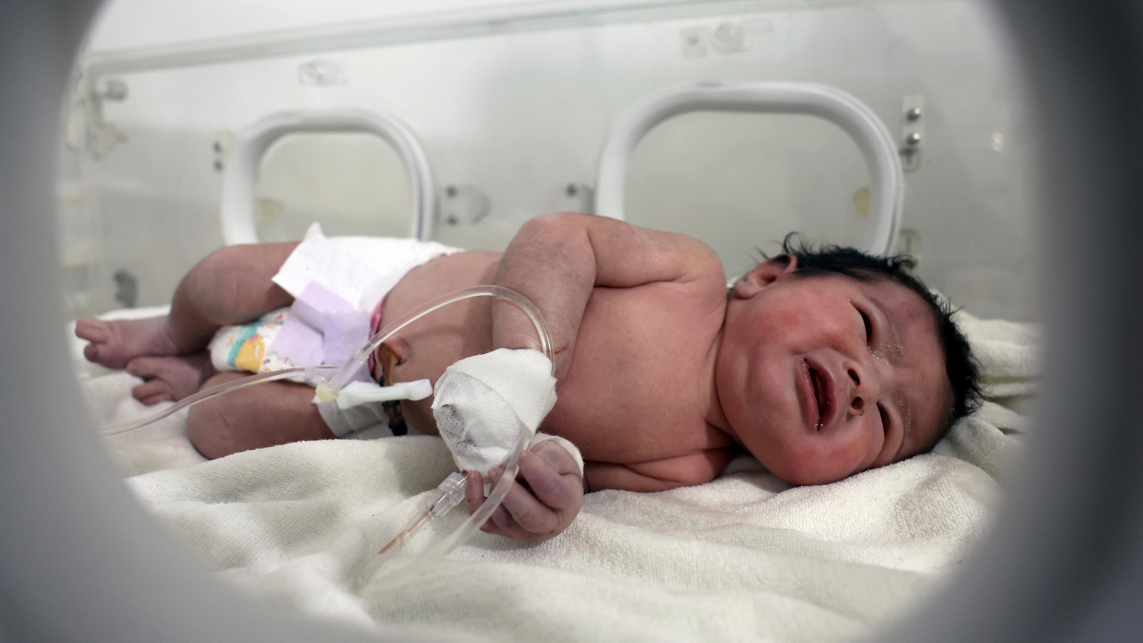 Ein kleines Mädchen, das unter den Trümmern eines Erdbebens, das Syrien und die Türkei erschütterte, geboren wurde, wird in einem Kinderkrankenhaus in der Stadt Afrin behandelt, aufgenommen am 07.02.2023 
