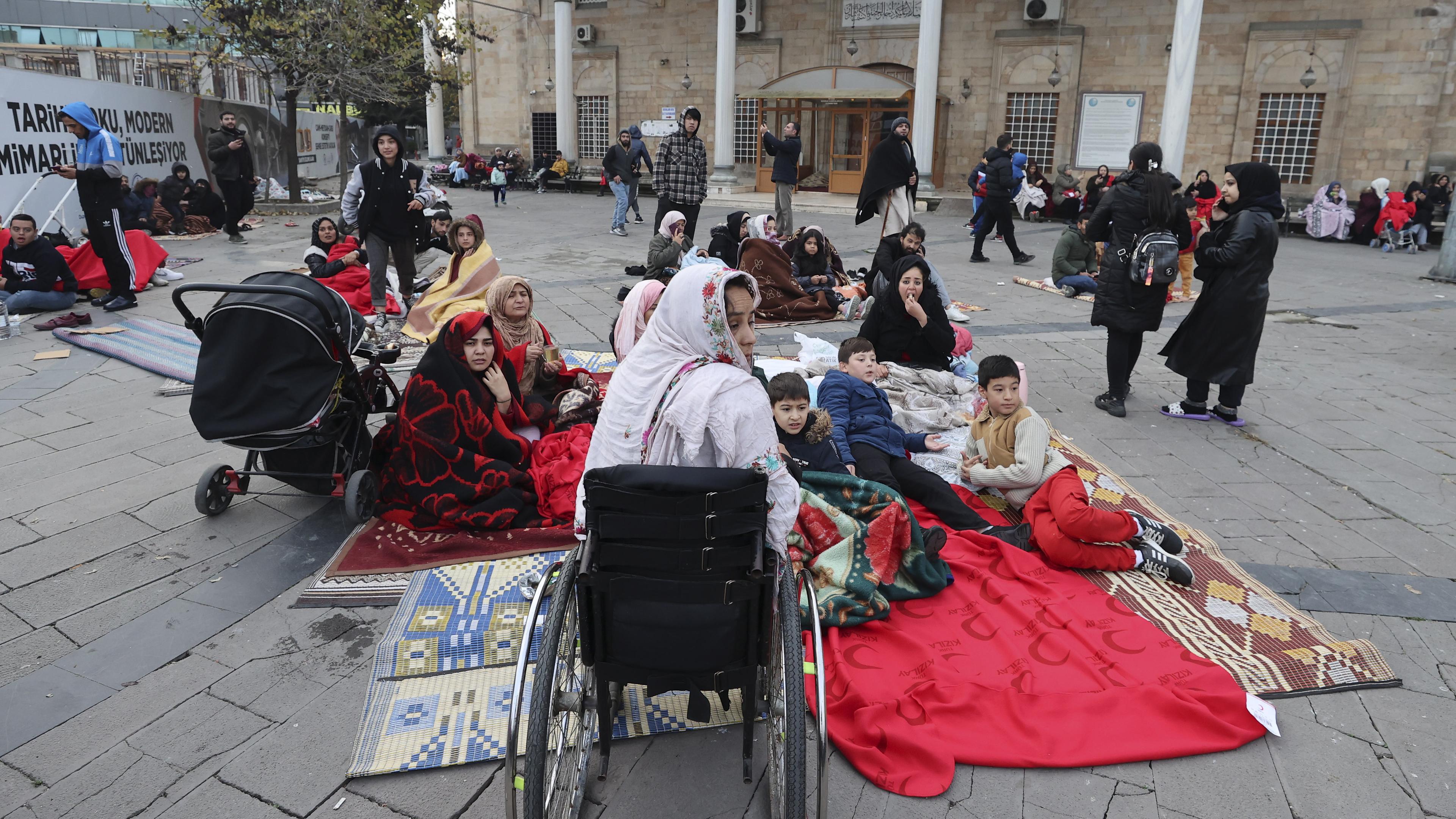Menschen sitzen auf der Straße nach einem Erdbeben der Stärke 5,9 in Duzce (Türkei), aufgenommen am 23.11.2022