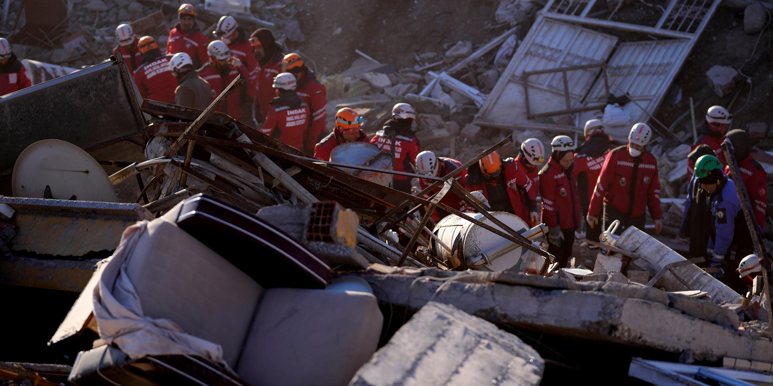 Rettungskräfte durchsuchen die Trümmer eines zerstörten Gebäudes nach Überlebenden. 