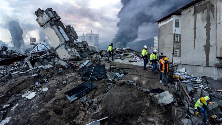 Rettungskräfte suchen nach Überlebenden in den Trümmern von Gebäuden, aufgenommen am 07.02.2023 in Hatay (Türkei)