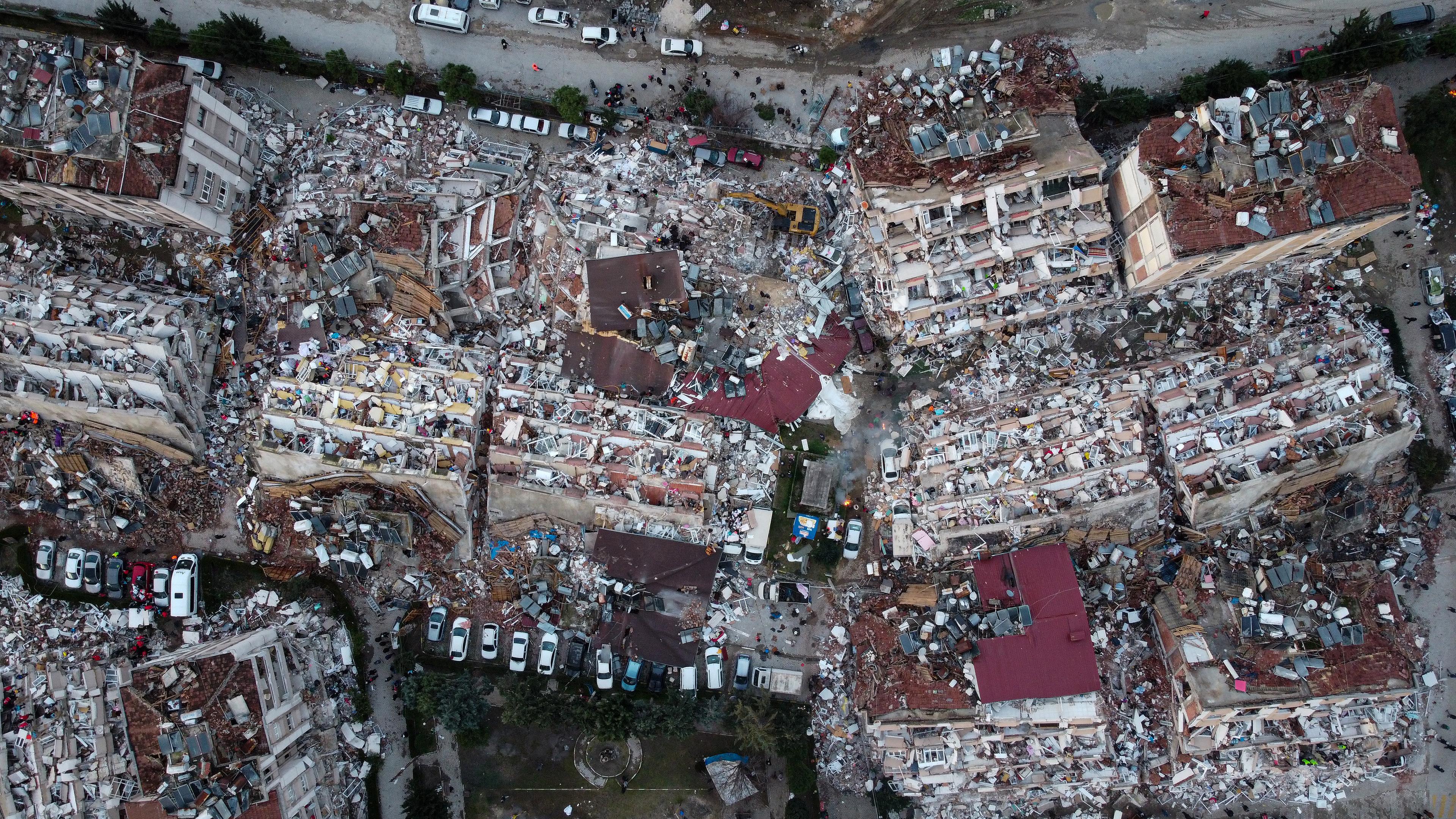 Gebäude im Zentrum von Hatay liegen in Trümmern, aufgenommen am 07.02.2023 in Hatay (Türkei)