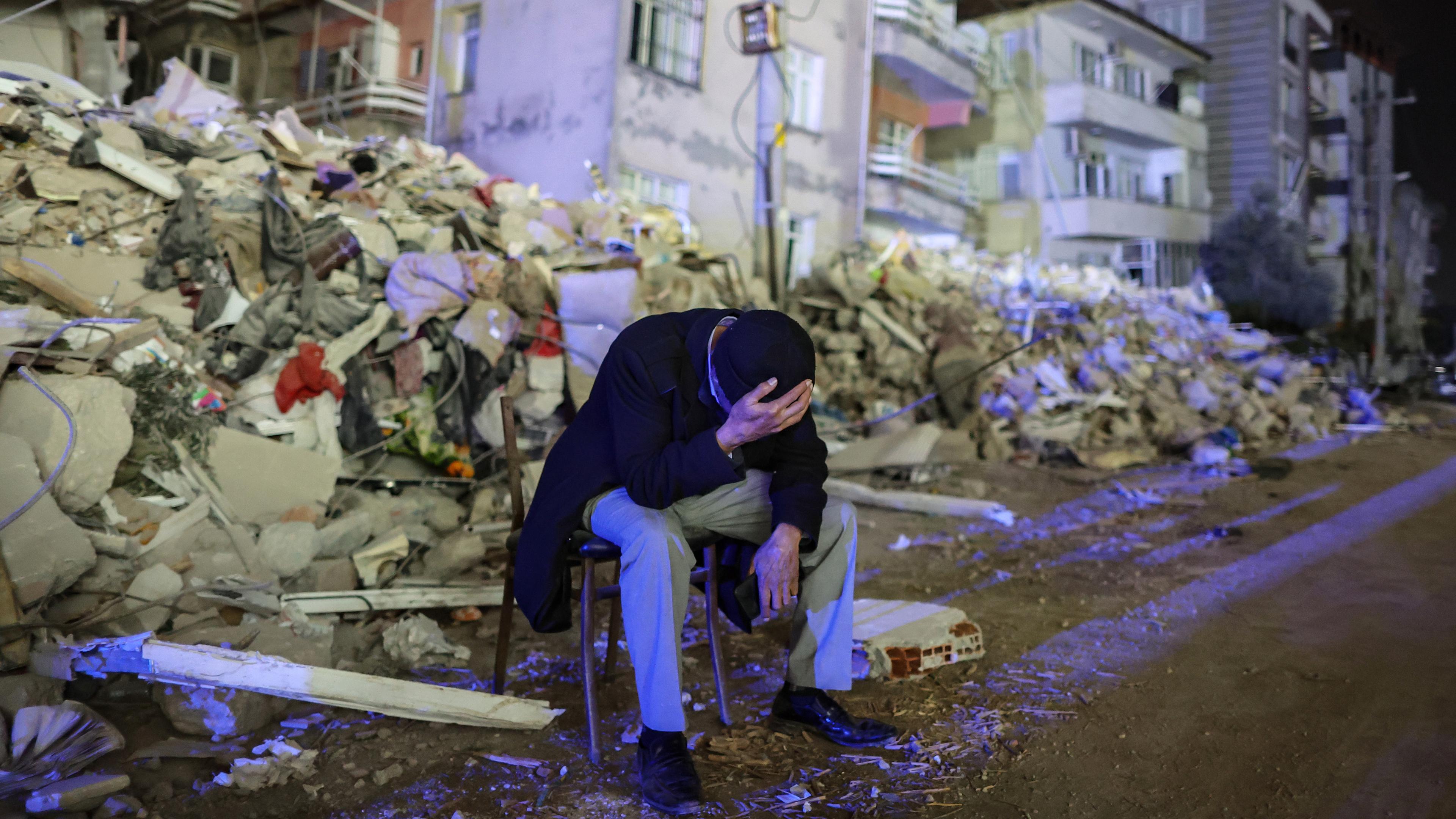 Ein älterer Mann reagiert nach einem neuen Erdbeben der Stärke 6,3 in Hatay (Türkei), aufgenommen am 20.02.2023 