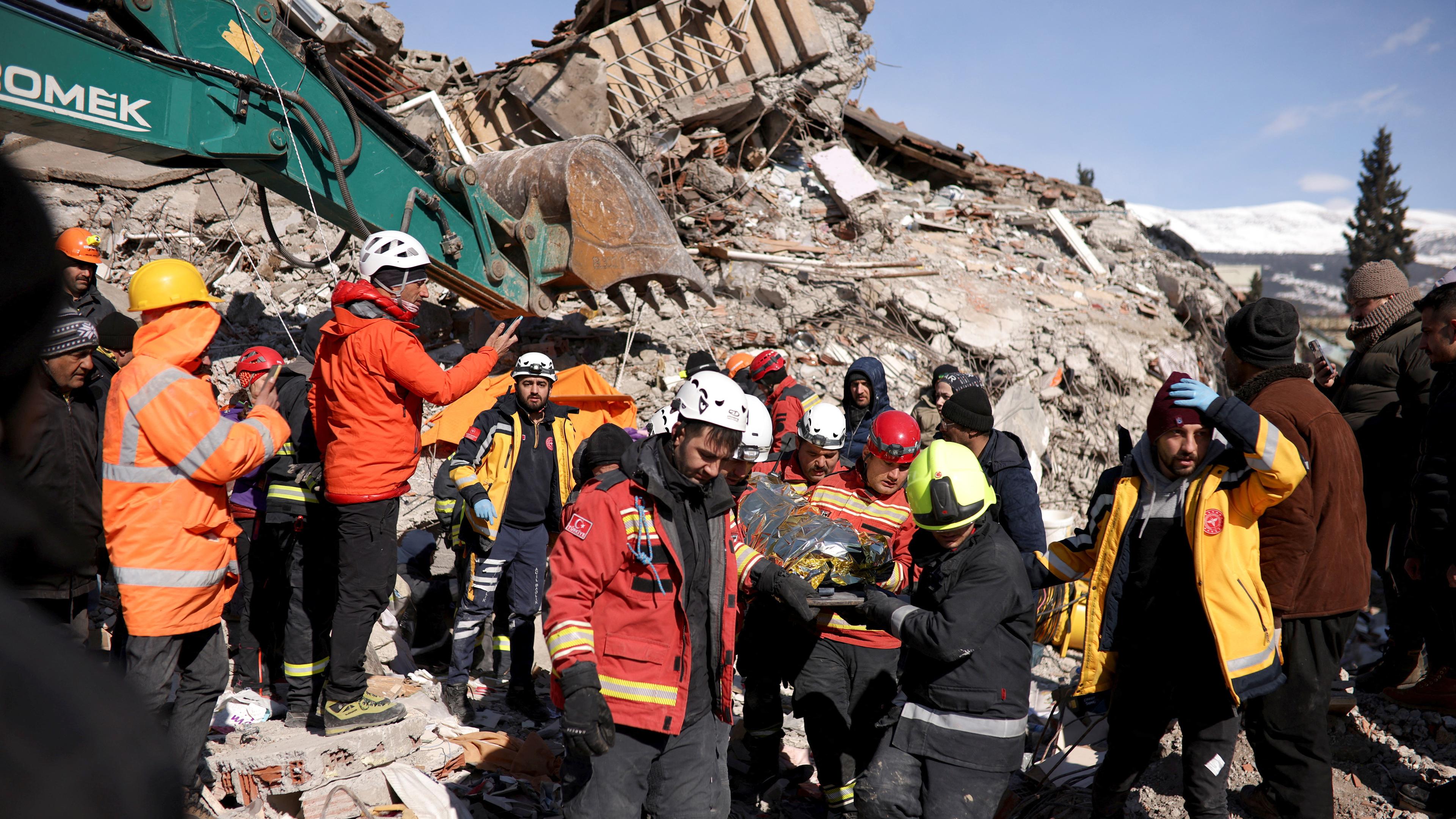 Rettungskräfte suchen nach Überlebenden in den Trümmern von Gebäuden, aufgenommen am 08.02.2023 in Kahramanmaras (Türkei)