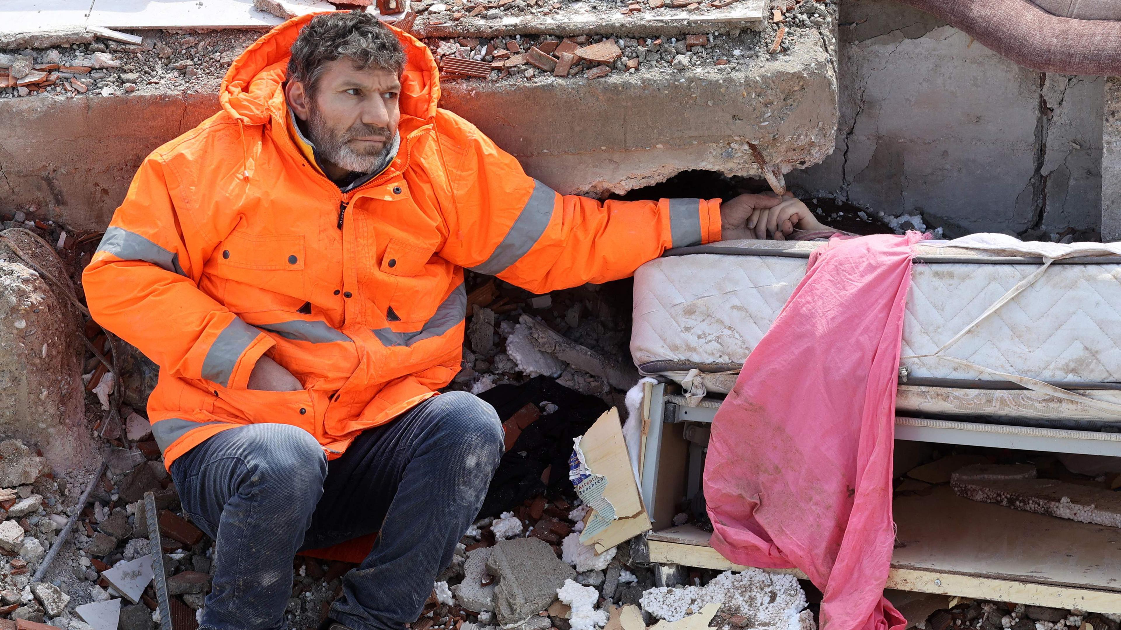 Mesut Hancer hält die Hand seiner 15-jährigen Tochter Irmak, die bei dem Erdbeben in Kahramanmaras in der Nähe des Epizentrums ums Leben kam, aufgenommen am 07.02.2023 in Kahramanmaras (Türkei)