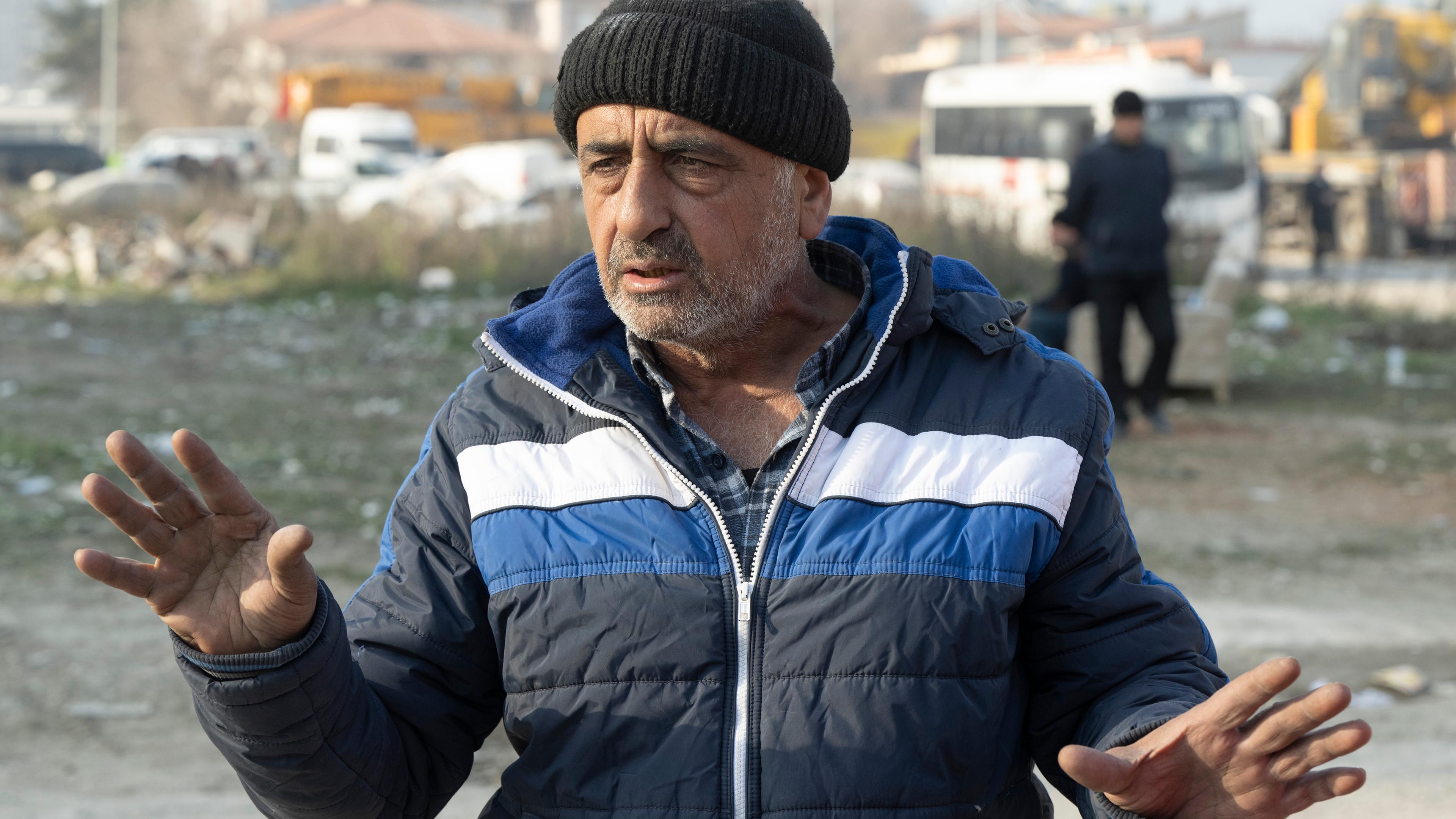 Türkei, Antakya: Metin Yalman steht vor einem zerstörten Haus in Antakya.