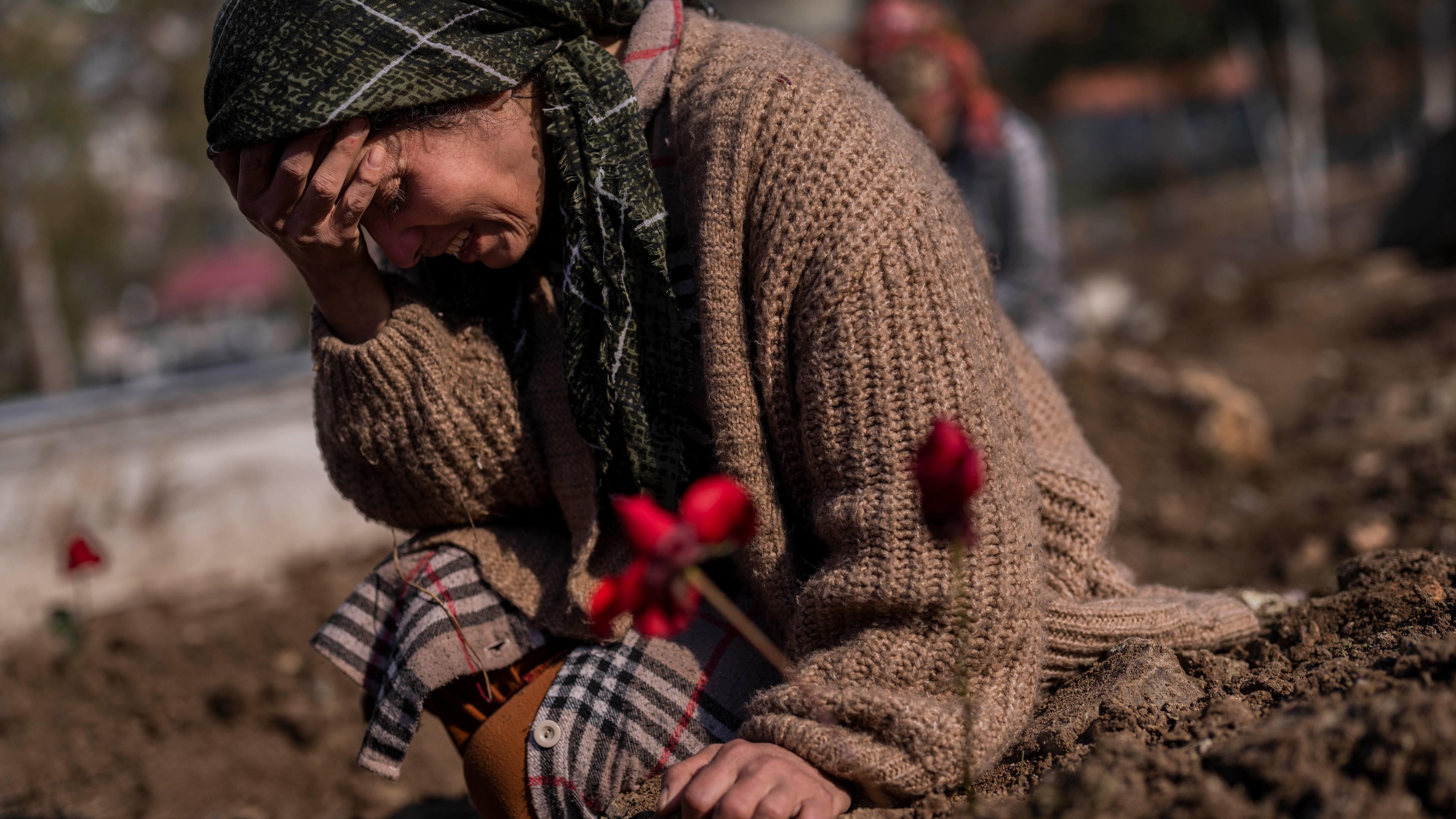  Eine Frau weint um einen Verwandten bei der Beerdigung eines der Erdbebenopfer, die vor fünf Tagen in der türkisch-syrischen Grenzregion zu beklagen waren.