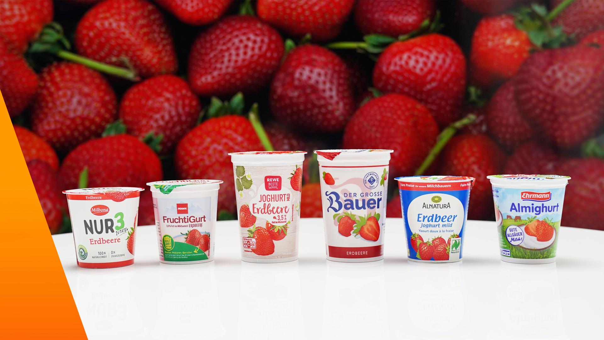 Sechs Erbeerjoghurts aus dem Supermarkt im Plasikbecher