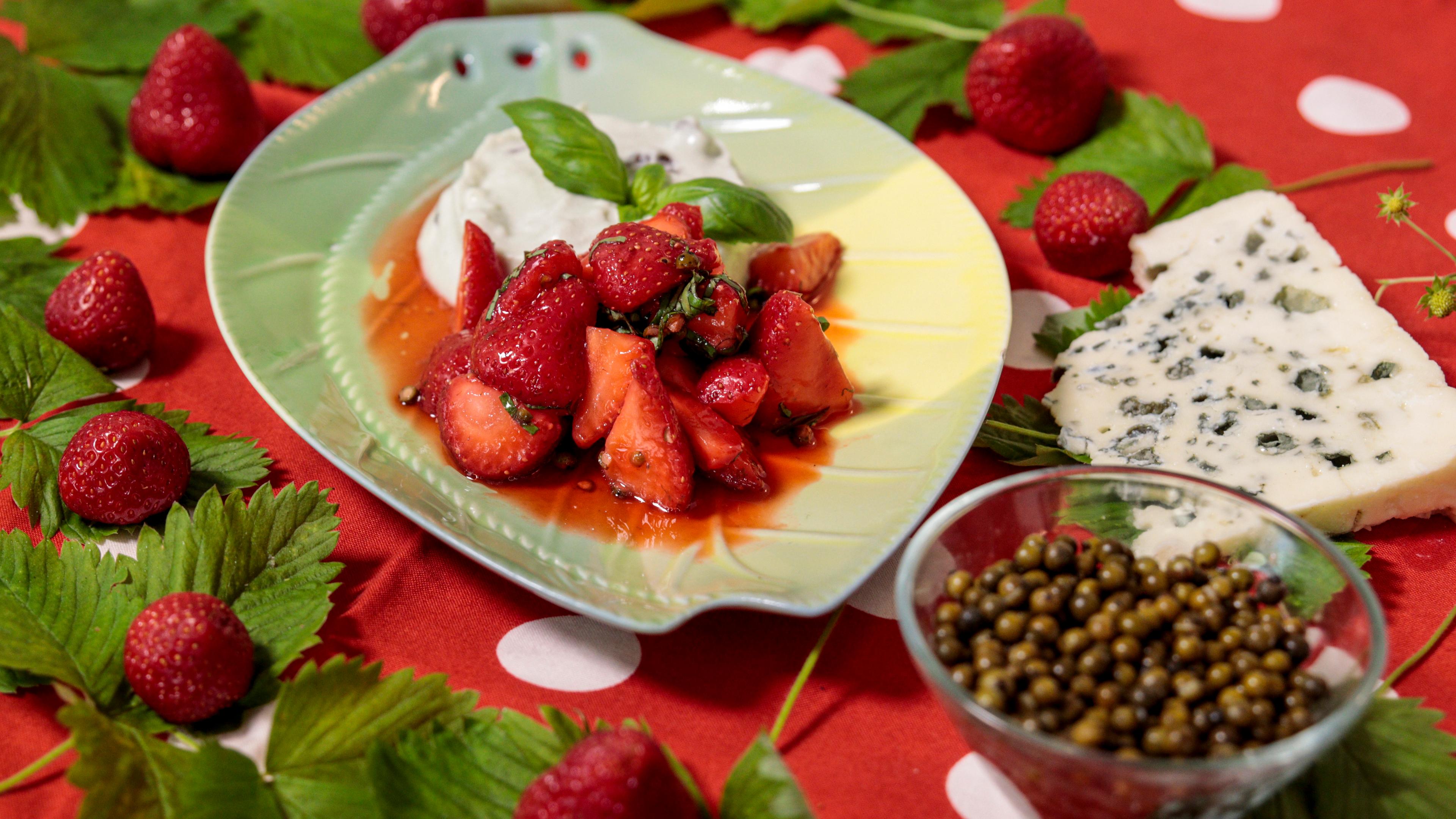 Erdbeersalat Mit Grunem Pfeffer 