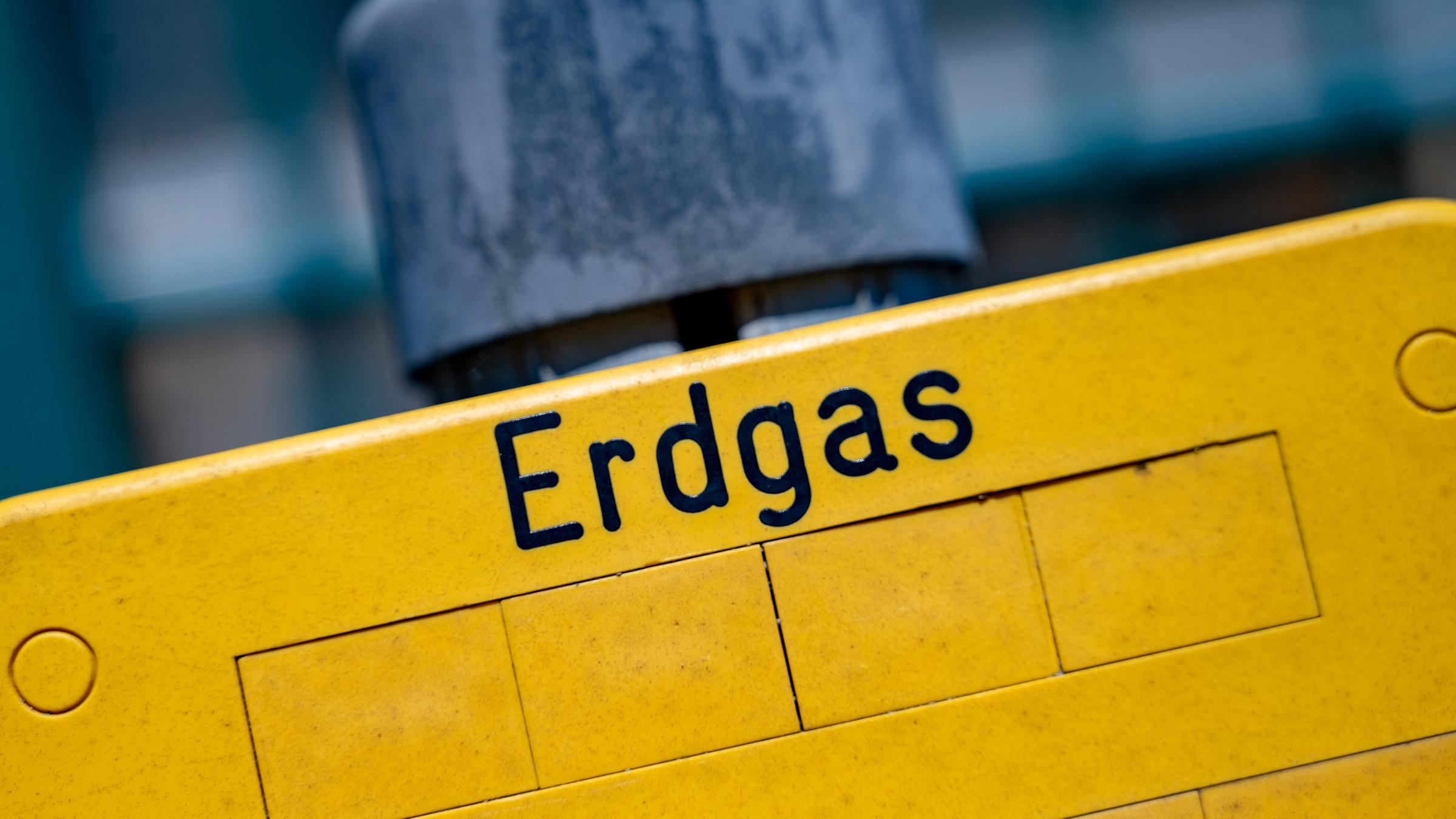 Schild als Markierung für eine Erdgasleitung