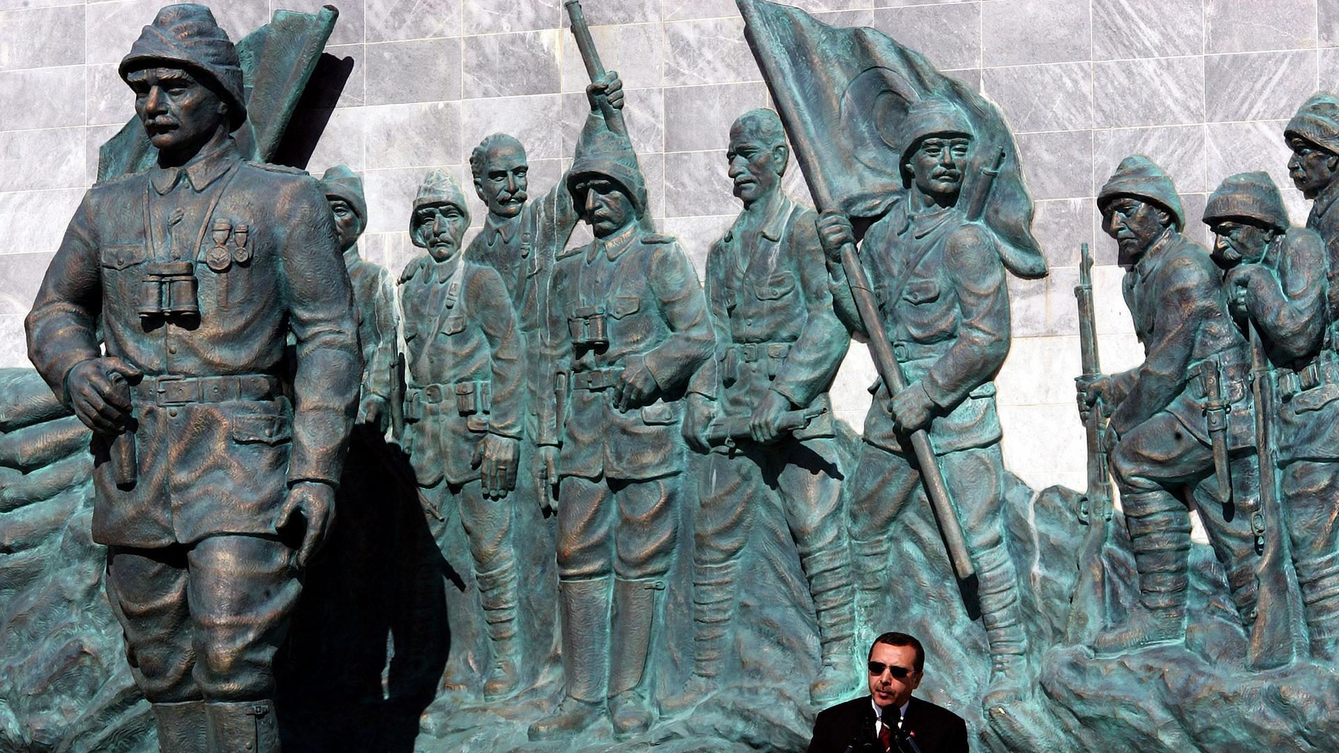Erdogan 2005 vor einem Denkmal für die Schlacht von Gallipoli