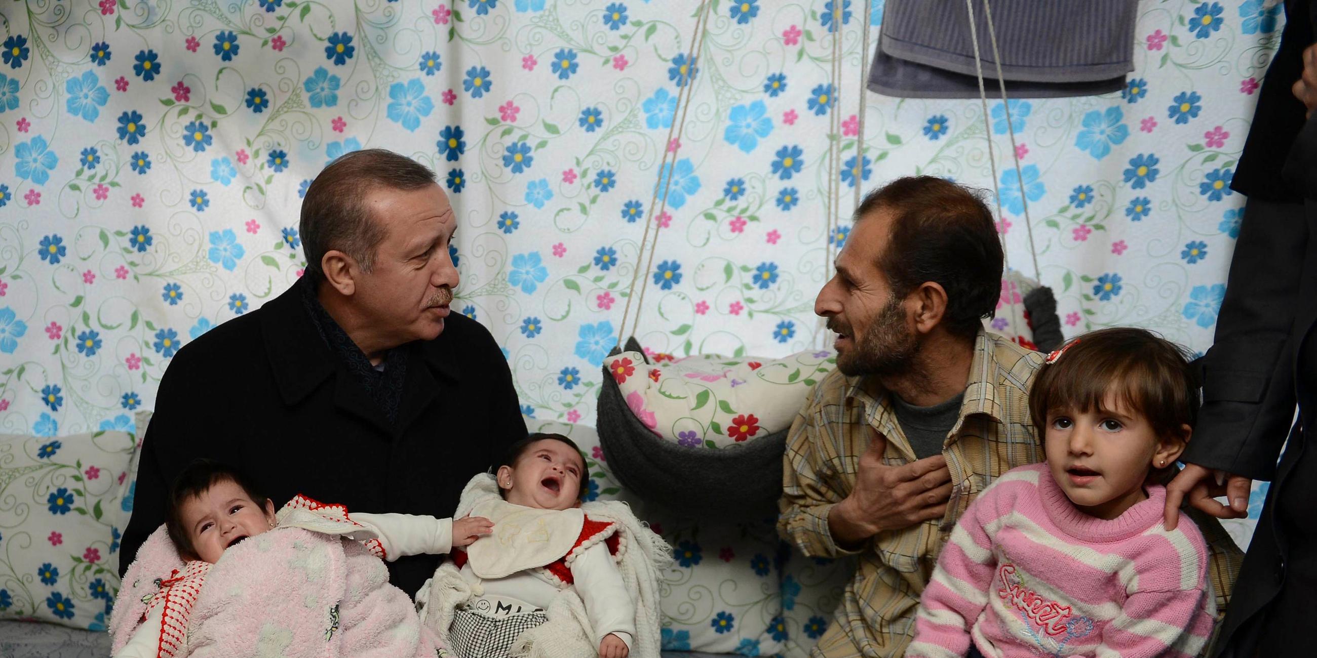 Erdogan mit syrischen Flüchtlingen 2013