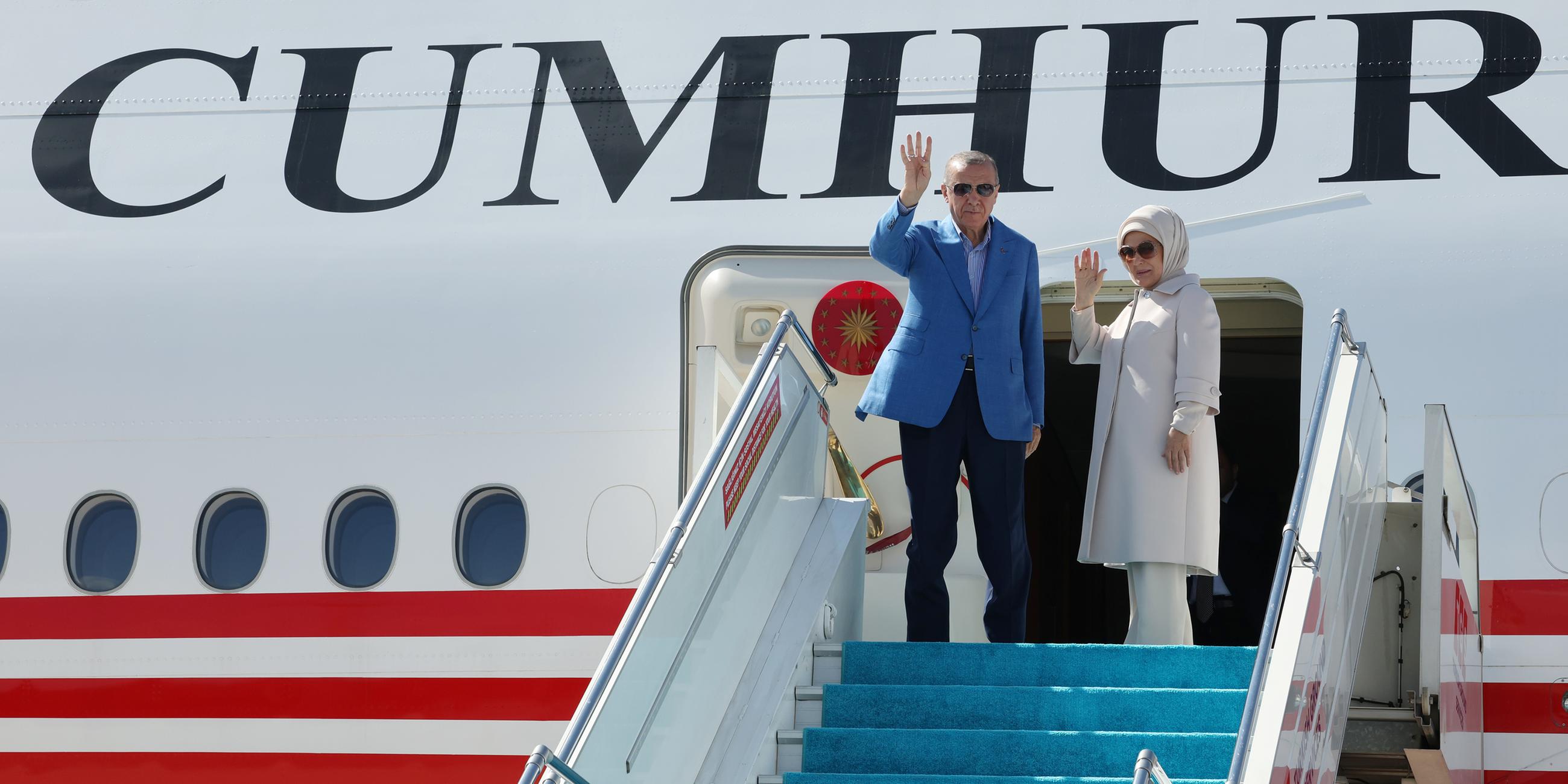  Erdogan und Frau Emine vor ihrem Abflug in die USA am Flughafen Istanbul-Atatürk