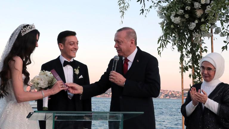 Erdogan Bei Ozil Hochzeit Herr Prasident Die Ringe Bitte Zdfheute 