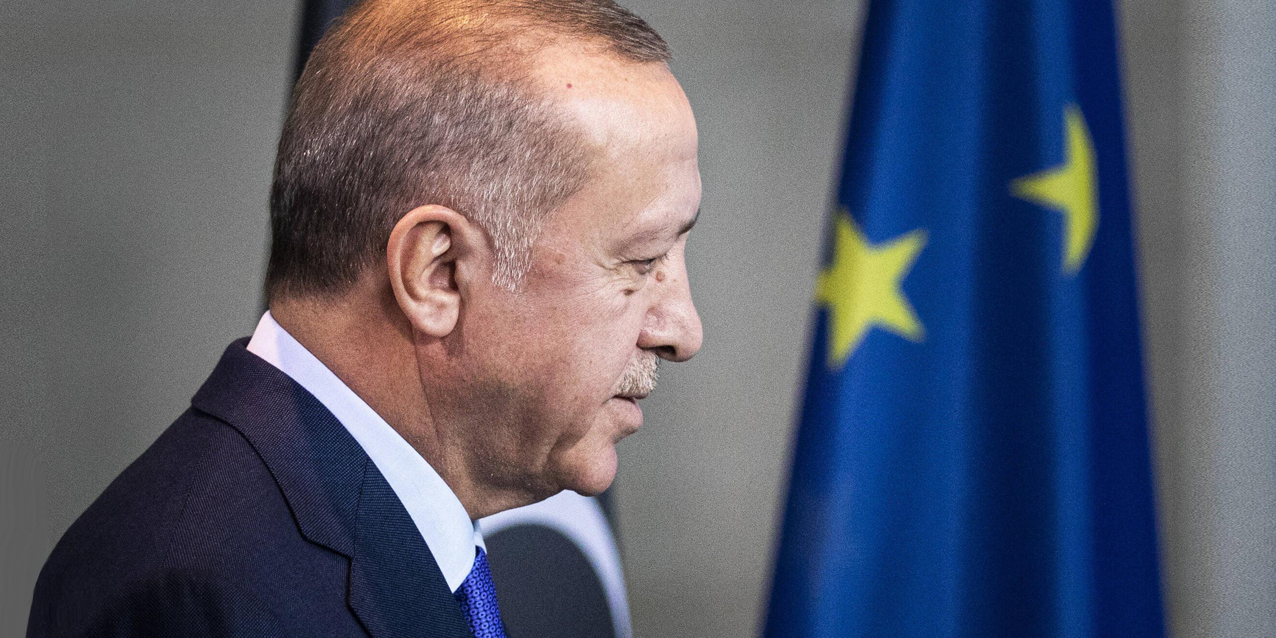Der türkische Präsident Erdogan vor einer europäischen Flagge. (Archivbild)