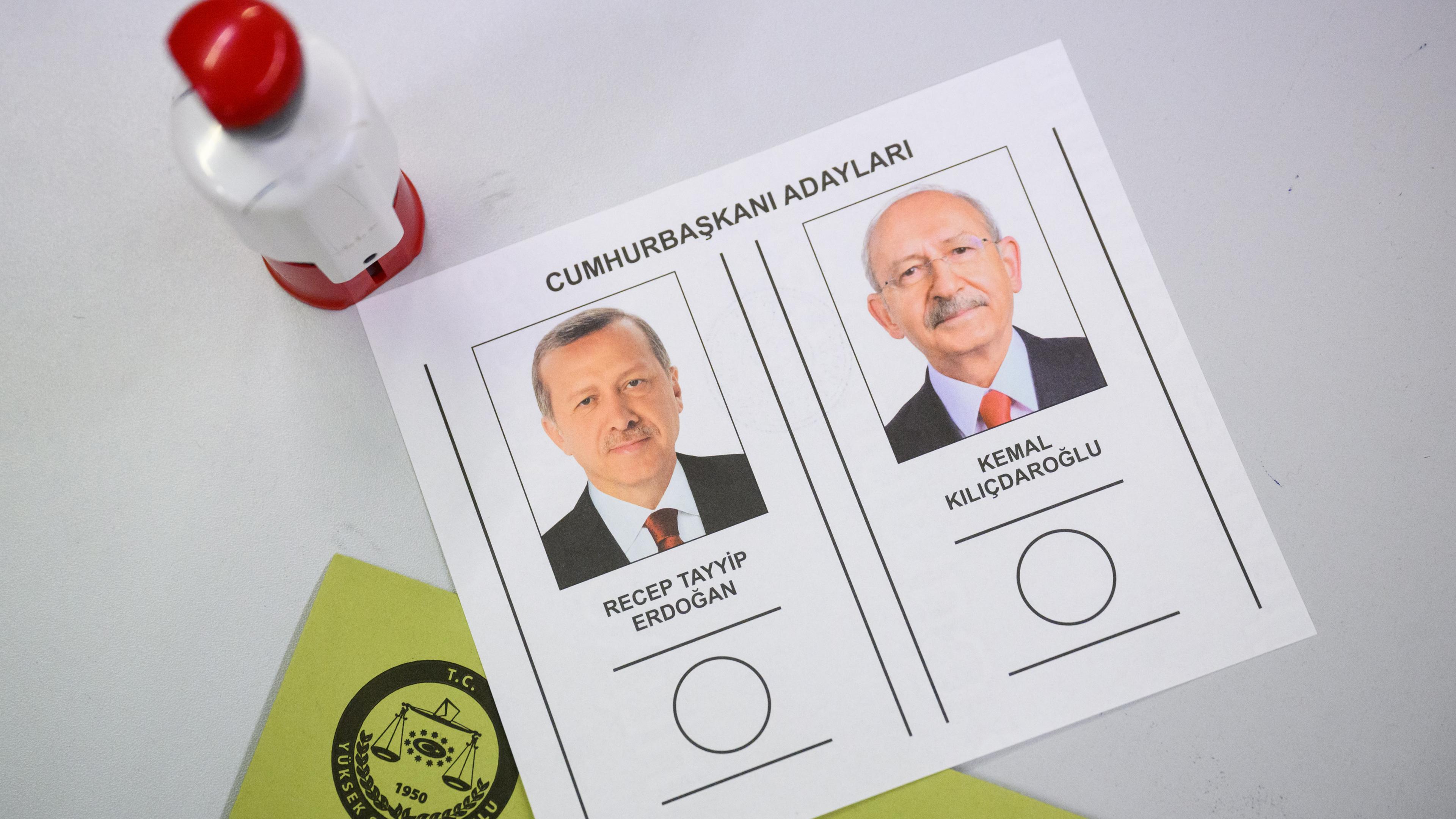 Niedersachsen, Hannover: Wahlzettel für die türkische Präsidentschaftswahl liegen in einem Wahllokal in der Messe Hannover.