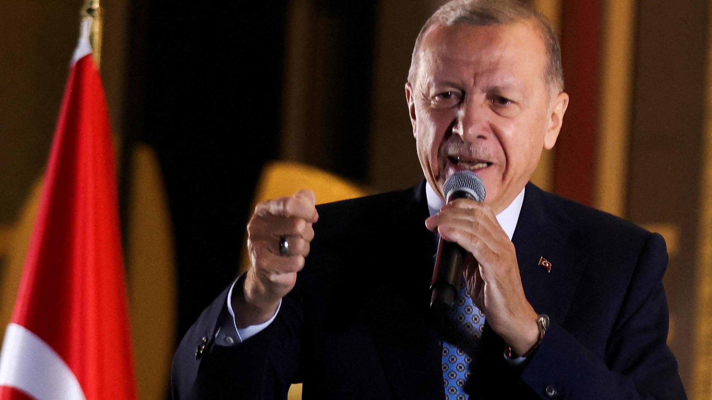 Recep Tayyip Erdogan spriocht bei einer Ansprache vor Anhängern in ein Mikrofon